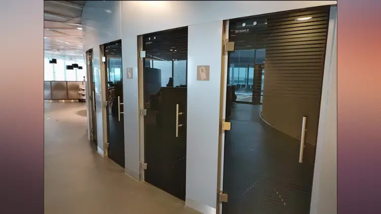 lufthansa-business-lounge-frankfurt-scattergram-telephone-booth